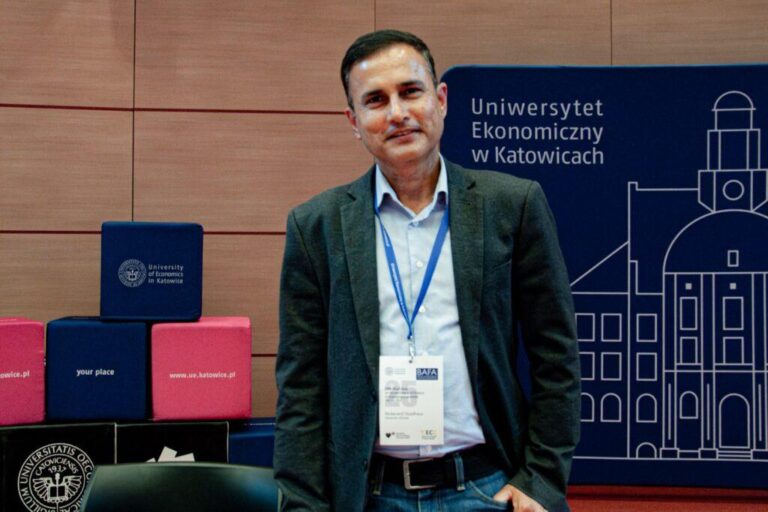 Uśmiechnięty profesor