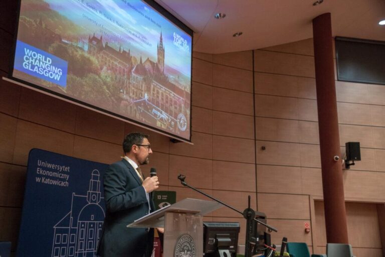 Profesor w trakcie wykładu