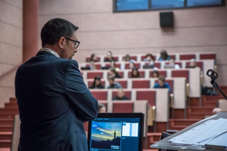 Profesor w trakcie wykładu