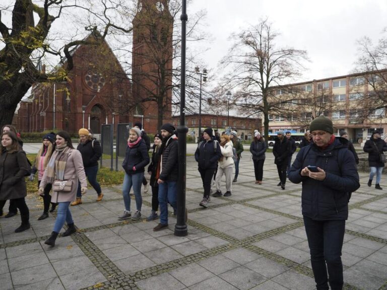 Grupa ludzi przed kościołem
