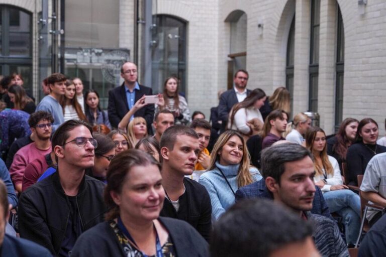 Studenci w trakcie wykładu