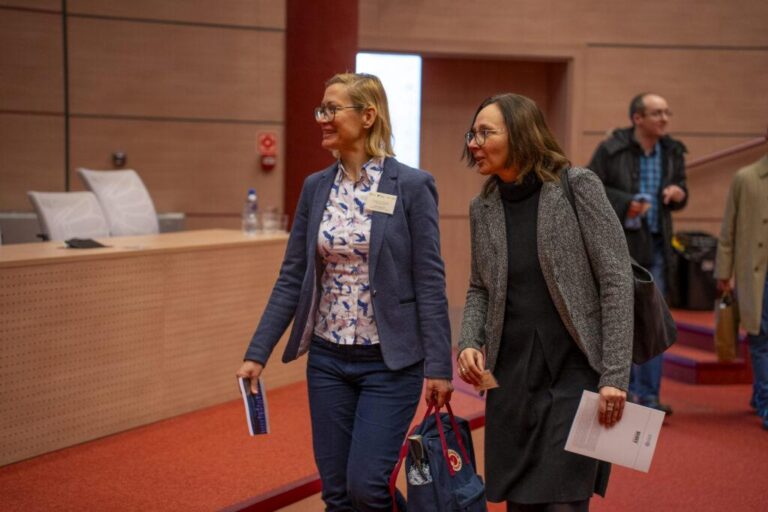 Dwie panie profesor na sali wykładowej
