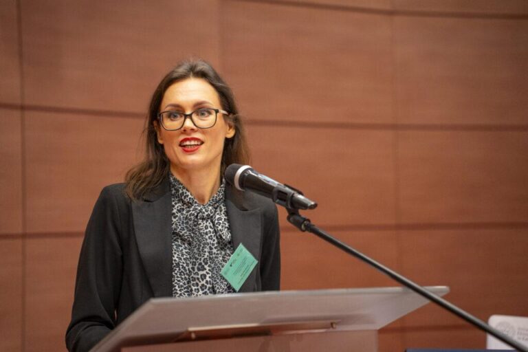 Profesor w trakcie przemowy