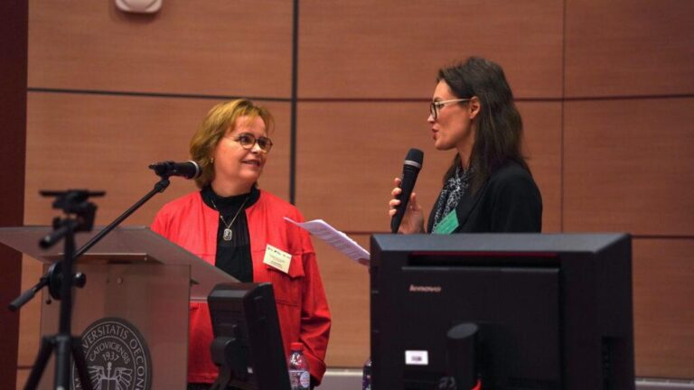 Rozmowa prezenterów na forum