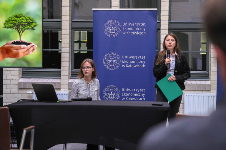 Prezentujące studentki