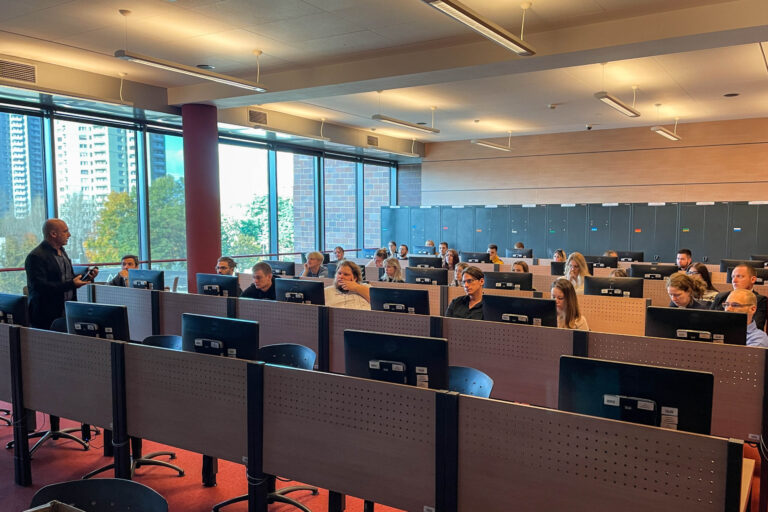 Studenci w trakcie wykładu
